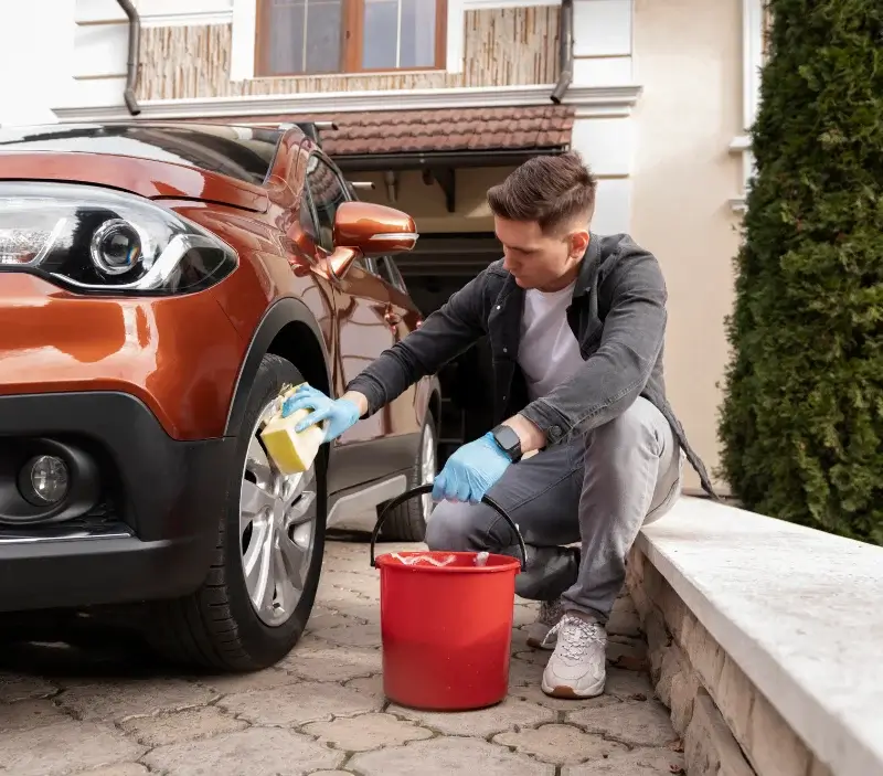 Lavage auto à domicile Herpy-l'Arlésienne : professionnel intervenant sur un véhicule